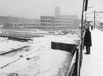 1977-290,-291 Werkzaamheden aan de Blaak, tijdens sneeuwval, in verband met de aanleg van de metro (lijn Centrum-Oost), ...