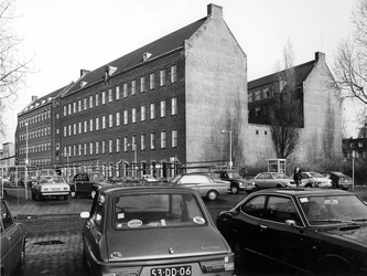 1977-317 De Binnenrotte met de achterzijde van het PTT-gebouw. Op de voorgrond de Hoogstraat.
