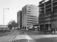1977-321 Nieuwbouw van kantoorgebouwen aan de Blaak, o.a. assurantiemaatschappij Nieuw Rotterdam.Op de achtergrond ...
