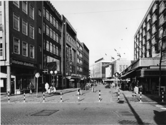 1977-324 De Korte Hoogstraat, gezien vanaf de kruising met het Bulgersteyn (links) en de Soetensteeg (rechts).