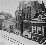 1977-33 De apotheek aan de westzijde van de Havenstraat 183 van J.A.M. Vuylsteke.