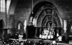 1977-37-EN-38 Gezicht in de Sint-Willebrorduskerk.Afgebeeld van boven naar beneden:-37: plechtige mis met priesters ...