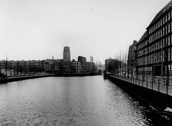 1977-399 De Delftsevaart, rechts het haagseveer met het hoofdbureau van politie, links de Lombardkade, op de ...
