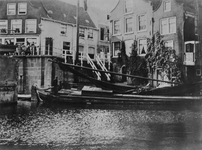 1977-4 Binnenschip passeert de Aelbrechtsbrug en -sluis bij de Delfshavense Schie. Op de achtergrond het begin van de ...