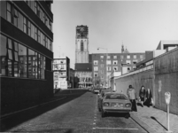 1977-402 Ds. Jan Scharpstraat, gezien in de richting van de Hoogstraat.Op de achtergrond de toren van de Sint-Laurenskerk.