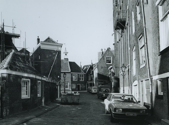 1977-407 Het Achterwater uit het zuiden. Op de achtergrond het Zakkendragershuis.