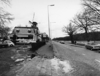 1977-412 Het café-restaurant 'De Plasmolens' aan de Plaszoom. Op de achtergrond de molen 'De Lelie'.