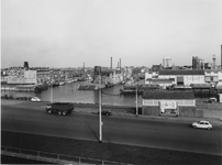1977-419 Middenkous - Delfshaven met op de voorgrond de Westzeedijk. In de midden het havenhoofd tussen Voor- en ...