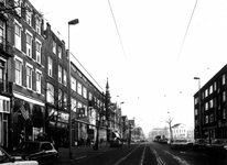 1977-423 Gezicht op de Nieuwe Binnenweg met op de achtergrond het Eendrachtsplein.