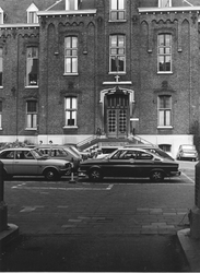 1977-555 Binnenplaats van het verpleeghuis Sint-Antonius aan de Nieuwe Binnenweg, met parkeerplaatsen voor auto's ...