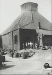 1977-615 Gezicht op de glashut van de glasfabriek Gagestein en Muller aan de Aelbrechtskade, met voor de ingang een ...