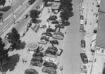 1977-699 De Coolsingel met op de voorgrond een parkeerplaats voor auto's, rechts de daken van de noodwinkels, omgeving ...