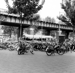 1977-733 Gezicht op de Binnenrotte tijdens de weekmarkt onder en naast het spoorwegviaduct.Op de voorgrond bromfietsen ...