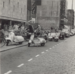1977-746 De Coolsingel met op de voorgrond een parkeerplaats voor fietsen en bromfietsen voor warenhuis de Bijenkorf en ...
