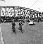 1977-810 Verkeer bij de oprit van de Willemsbrug bij de Boompjes.