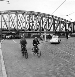 1977-810 Verkeer bij de oprit van de Willemsbrug bij de Boompjes.