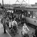 1977-815 Oprit Willemsbrug bij de Boompjes.Fietsers passeren tram 12 bij een halte tijdens het instappen van passagiers.