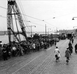 1977-816 Oprit van de Willemsbrug bij de Boompjes.Fietsers tijdens spitsuur. Aan de overzijde de Maaskade op het ...