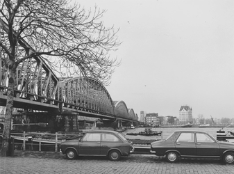 1977-89 De spoorbrug en de Willemsbrug (de Maasbruggen) over de Nieuwe Maas en aan de overzijde de Oudehaven, het ...