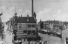 1978-1028 Gezicht op de Mathenesserdijk (links) en de Delfshavense Schie (rechts).