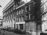 1978-1255 Huizen aan de oostzijde van de Eendrachtsstraat, nummers 122 - 124. Op de achtergrond links de Kortenaerstraat.