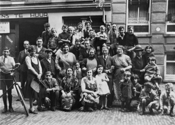 1978-2606 Groepsfoto van enkele bewoners voor een wagenverhuurbedrijf in de Helmersstraat. Op de foto: Siebe Clastra, ...