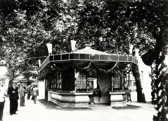 1978-2630 Centrale Post en wachthuisje van de R.E.T. aan het Beursplein.