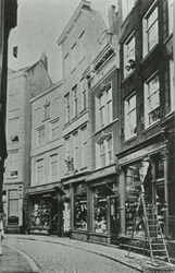 1978-2821 Het Hang met de winkels van A. van der Nagel & Zonen (mode-artikelen), rechts de winkel van de firma ...
