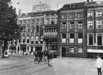 1978-2867 Gezicht op enkele panden aan de Zuidblaak, o.a. het pand van het Rotterdams Nieuwsblad op nr. 14-18, en het ...