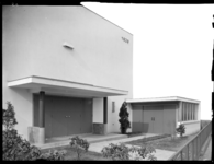 1978-2923 Toegang kerkgebouw Hillevliet. Detailopname van het kerkgebouw van Hersteld Apostolische Gemeente ontworpen ...
