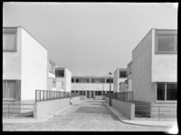 1978-2927 Het woningbouwproject Kiefhoek van architect J.J.P. Oud in aanbouw. De Kleine Lindtstraat