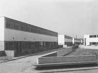 1978-2930 Het woningbouwproject Kiefhoek van architect J.J.P. Oud in aanbouw. Gezicht op het Hendrik Idoplein. Op de ...