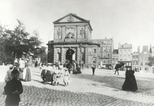1978-2968 De Delftse Poort met op de achtergrond panden aan het Delftsepoortplein.