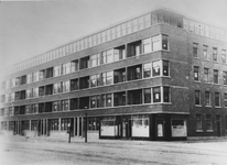 1978-3013 De nieuwe panden aan de noordzijde van de Mathenesserweg. Rechts de Zoutziedersstraat.