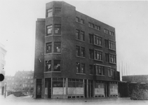 1978-3021 Nieuwbouw woon-winkelhuizen aan de Mathenesserweg. Op de achtergrond links de Schiedamseweg.