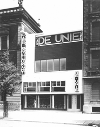 1978-3395 Café-restaurant De Unie, ontworpen door architect J.J.P. Oud, gelegen tussen het Erasmiaans Gymnasium (links) ...