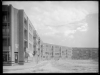 1978-3396 Woningen aan Het Visserijplein in aanbouw, links de Grote Visserijstraat met het filiaal van C. Jamin op het ...