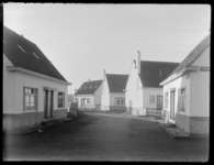 1978-3403 Woningen in het Witte Dorp van architect J.J.P. Oud. Brikstraat vanaf de Baardsestraat in de richting van de ...