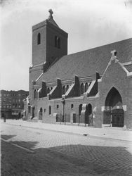 1978-3426 Zuidelijke gevel met de toren van de R.K. kerk Sint Antonius Abt (aan de Jan Kruijffstraat 40) bij de Noordschans.
