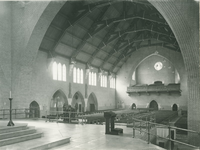 1978-3430 Interieur van de R.K. kerk Sint Antonius Abt aan de Jan Kruijffstraat. Kerkzaal vanaf het priesterkoor. Op de ...