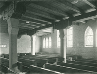 1978-3435 Interieur van de R.K. kerk Sint Antonius Abt aan de Jan Kruijffstraat. Zitplaatsen onder de tribune in de ...