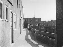 1978-3447 Galerij van het complex in de Justus van Effenstraat.