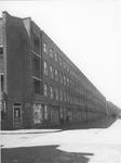 1978-3451 Zuidzijde van de Rösener Manzstraat met links de Jan Kobellstraat. Hoekpand manufacturenwinkel van J. ...