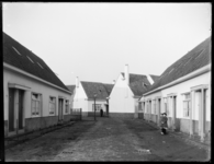 1978-3455 Het Witte Dorp van architect J.J.P. Oud. De Fregatstraat gezien vanaf de Aakstraat. Rechts het hoekhuis ...
