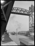 1978-3458 De Koningshaven, gezien vanaf de Koninginnebrug. De omhooggetrokken spoorbrug en de opengedraaide hulpbrug.