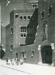 1978-3466 Sint Mariaschool voor lager onderwijs aan de Jan Kruijffstraat nummer 4. Spelende meisjes nabij de hoek van ...