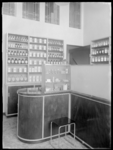 1978-3498 Interieur van een apotheek aan de Schiedamseweg nummer 174a.