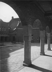 1978-3536 Binnenplaats van de Rooms-katholieke school Sint Imelda aan de Mathenesserdijk nummer 459.