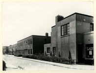 1978-3549 Zicht op de betonwoningen in de Resedastraat. Uiterst rechts: slagerij aan de Hyacinthstraat nummer 27