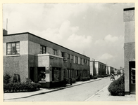 1978-3551 Betonwoningen van Tuindorp De Kossel aan de Hyacinthstraat. Op de hoek op nummer 55b de kruidenierswinkel van ...